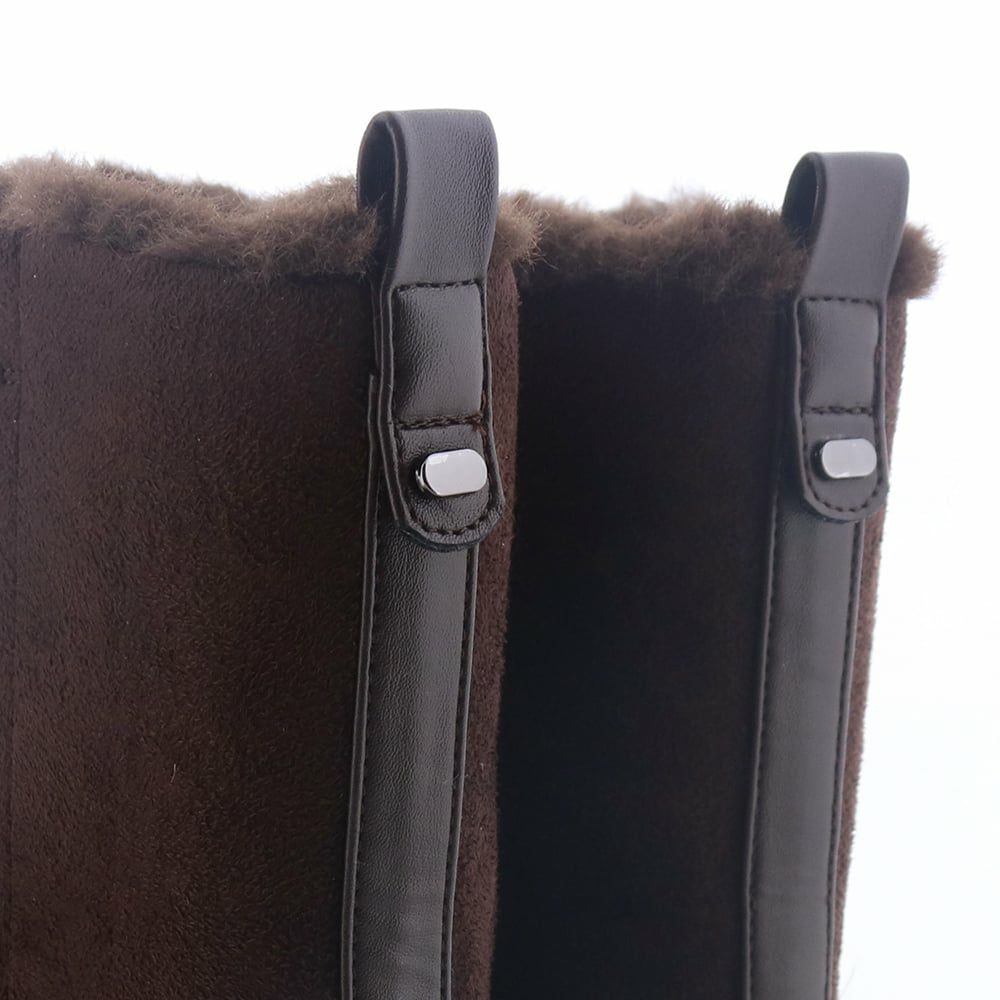 後姿にあしらった小さなメタル金具がポイントに