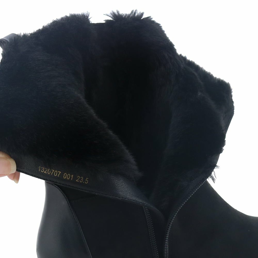 内部はたっぷりのファー。足をしっかり暖めてくれます