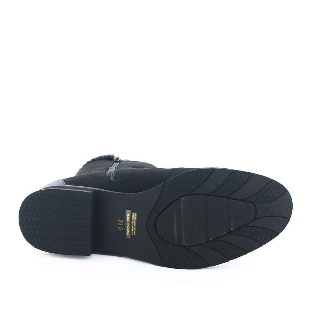 防滑ソールで濡れた地面も安心して歩けます