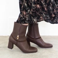 ダークブラウン