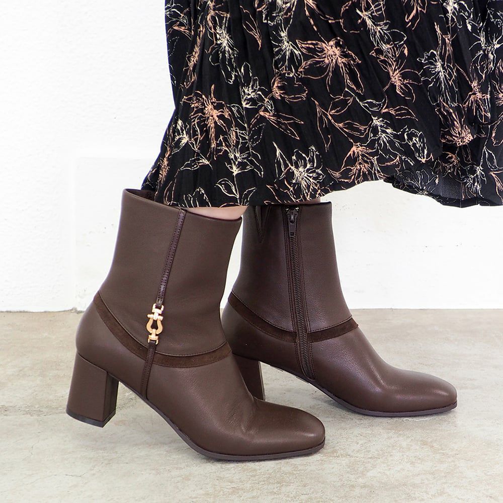 ダークブラウン