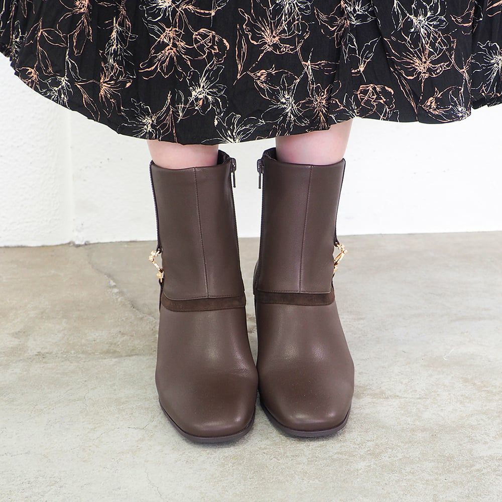 ダークブラウン