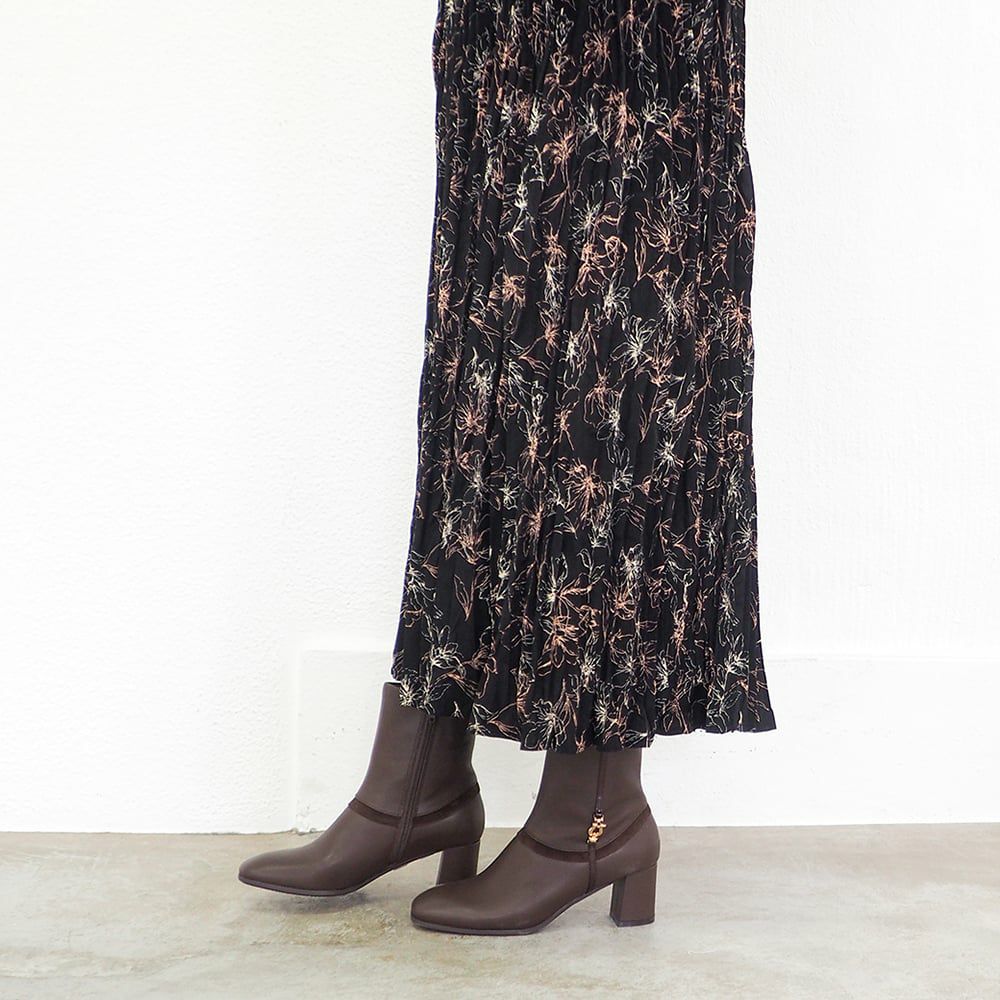 ダークブラウン