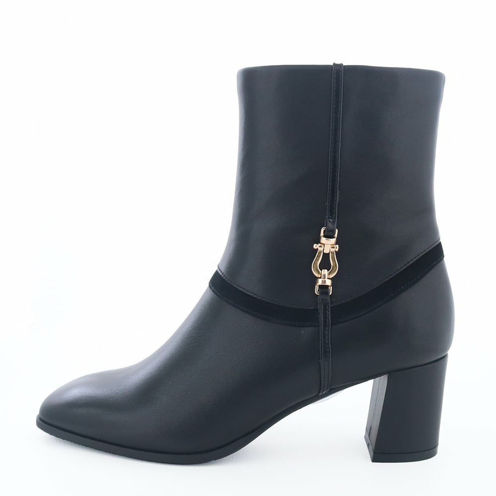 モダンなパターン切り替えが印象的なショートブーツ