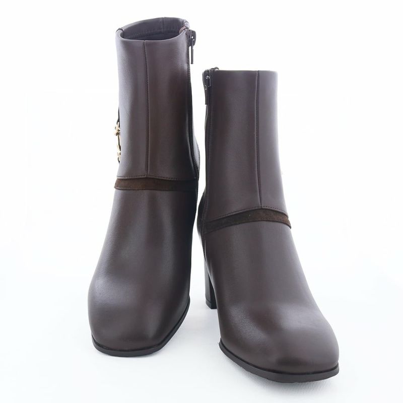 カバーブーツのような構築的なデザインが目を惹きます