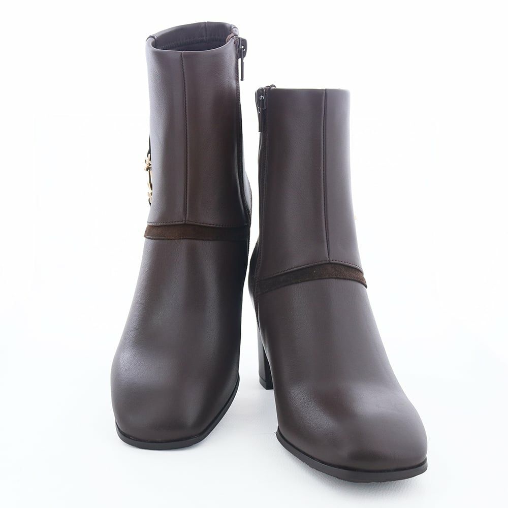 カバーブーツのような構築的なデザインが目を惹きます