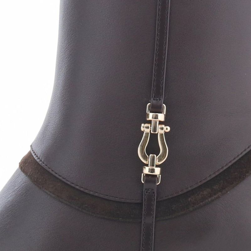 ゴールドの金具飾りも上品です