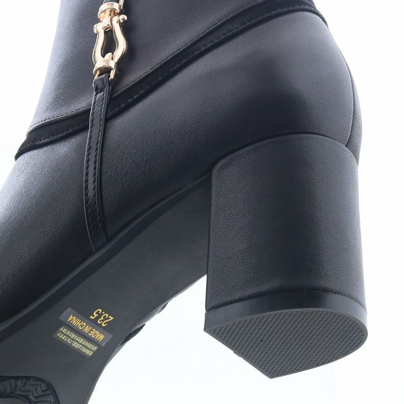 ヒールは太く安定感があり、高め設計でも歩きやすい