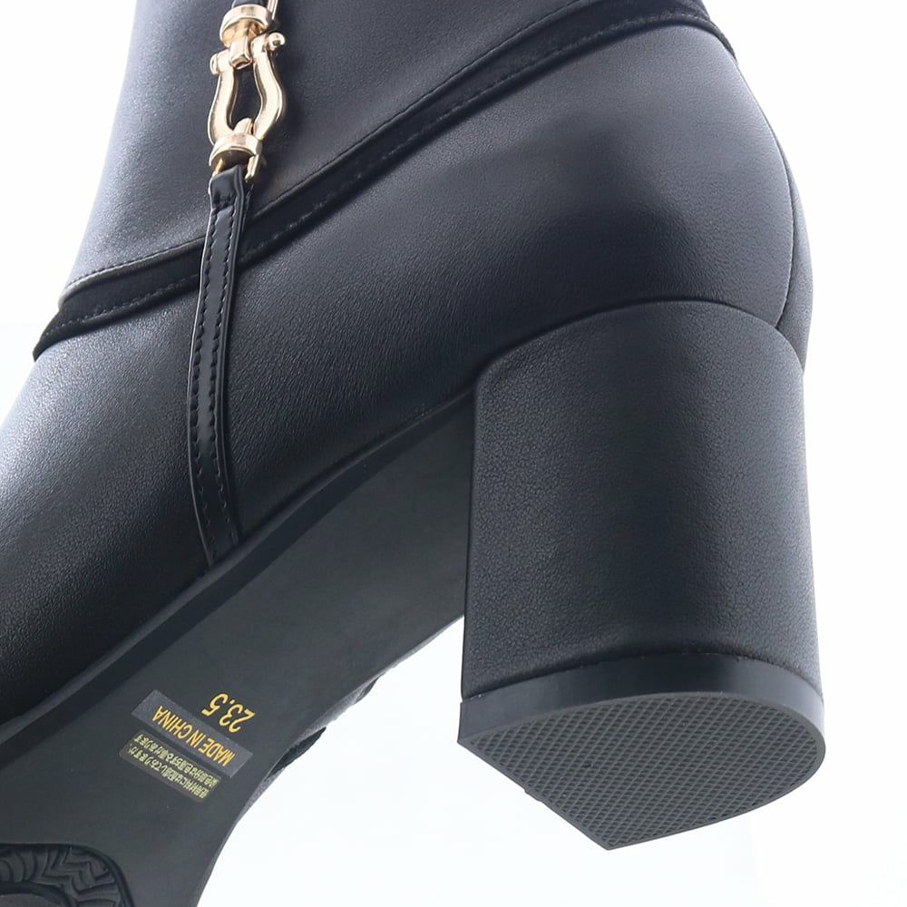 ヒールは太く安定感があり、高め設計でも歩きやすい