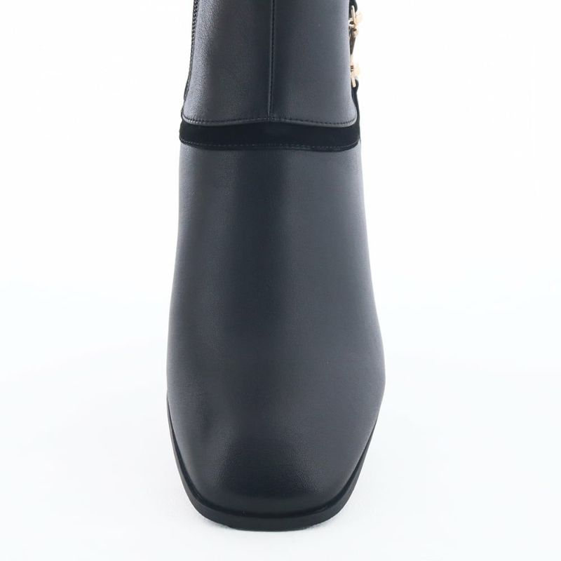 すっきり見えするのに履くとゆったりなスクエアのトゥライン