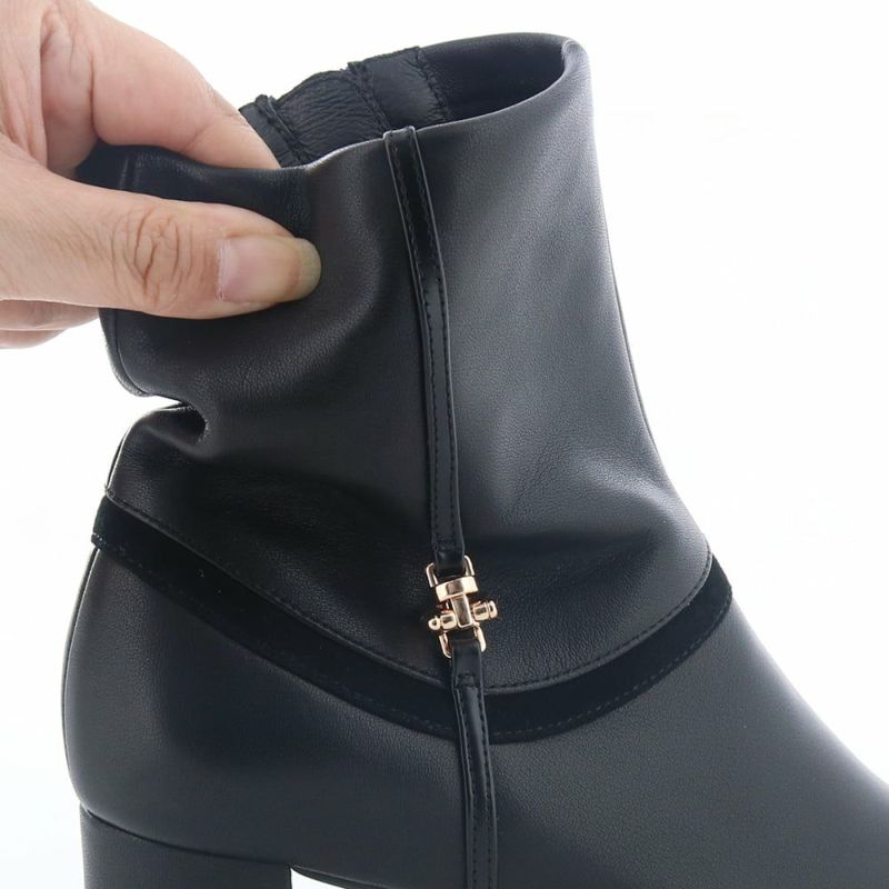 ソフトレザーでやわらかな履き心地も魅力です