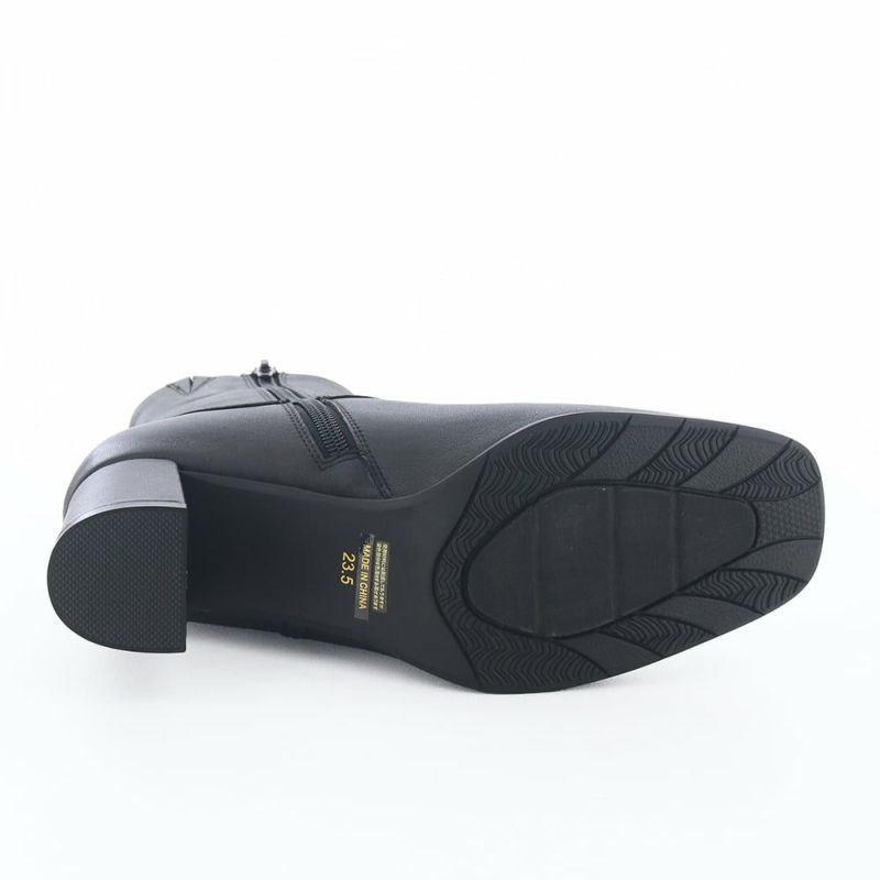 ソールは防滑仕様で濡れた床面も安心です