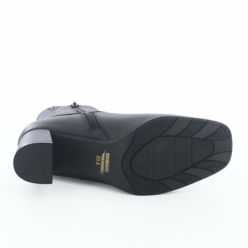 ソールは防滑仕様で濡れた床面も安心です