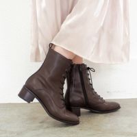 ダークブラウン