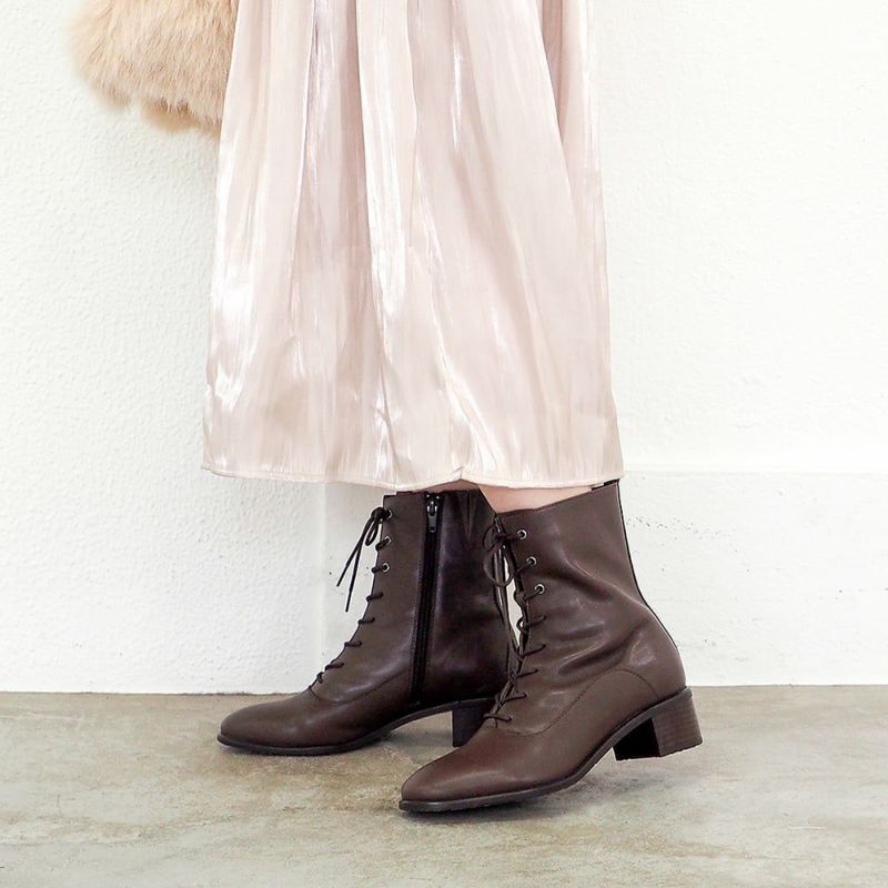 ダークブラウン