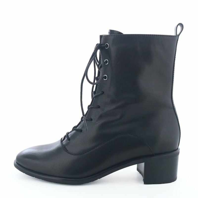 タイムレスに長く付き合えるベーシックなレースアップブーツ