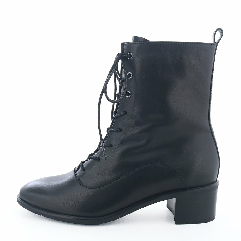 タイムレスに長く付き合えるベーシックなレースアップブーツ
