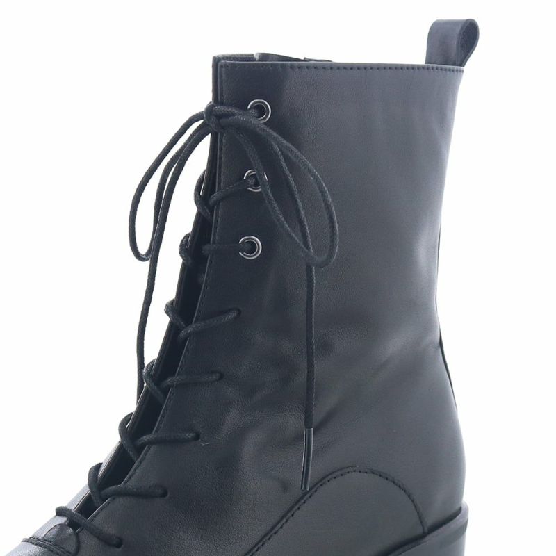 ハトメ金具は一部のみに使用。細めのヒモもカジュアル感を抑えてくれます