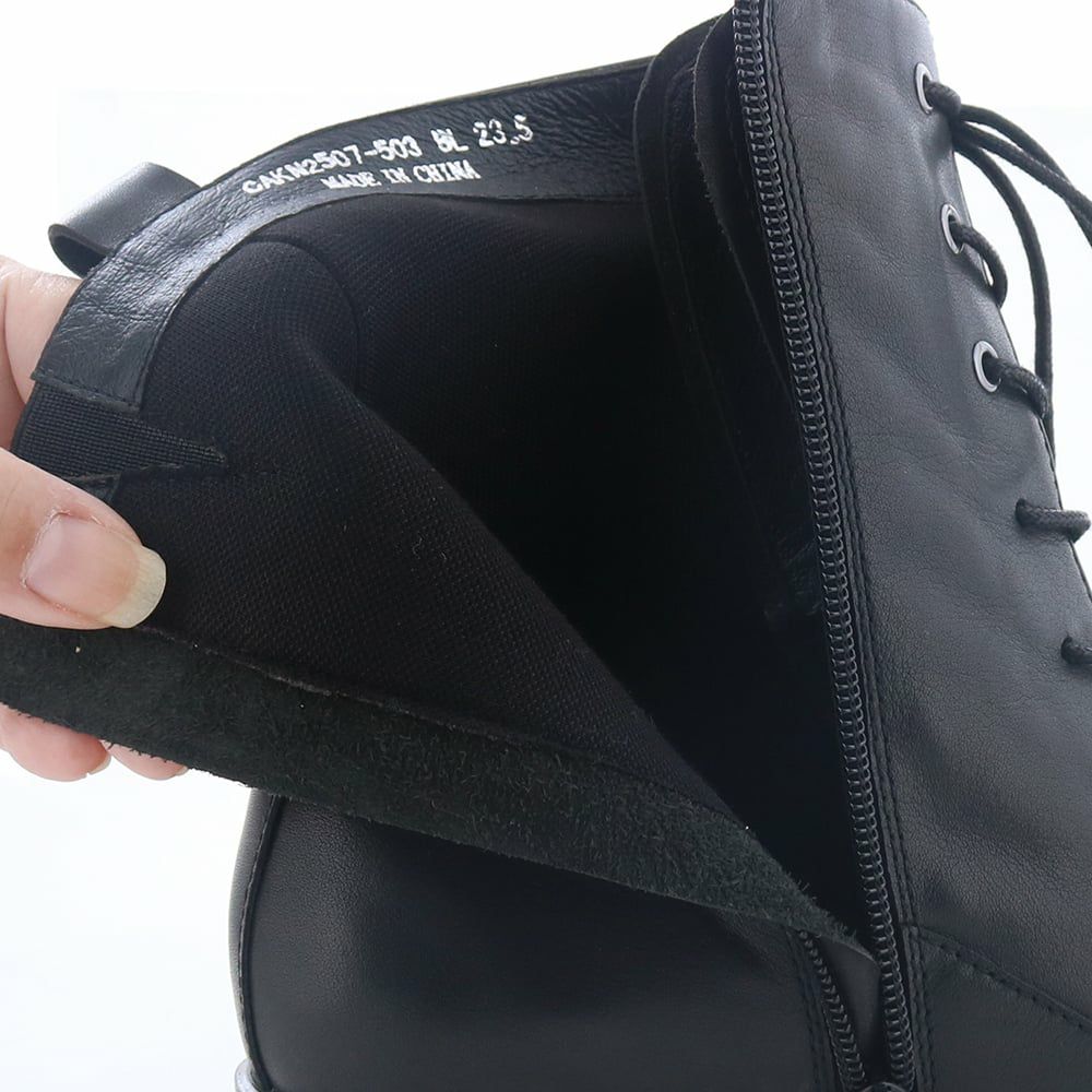 ライニングは足あたりの良いスポンジ生地を使用