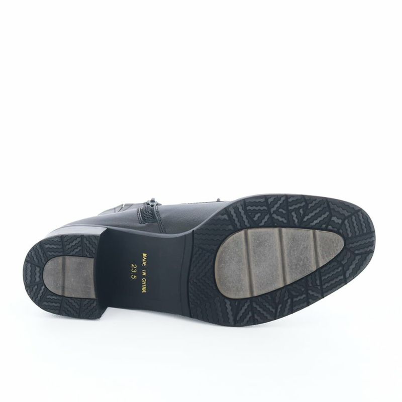 ソールは防滑仕様。滑りやすい床面も安心です