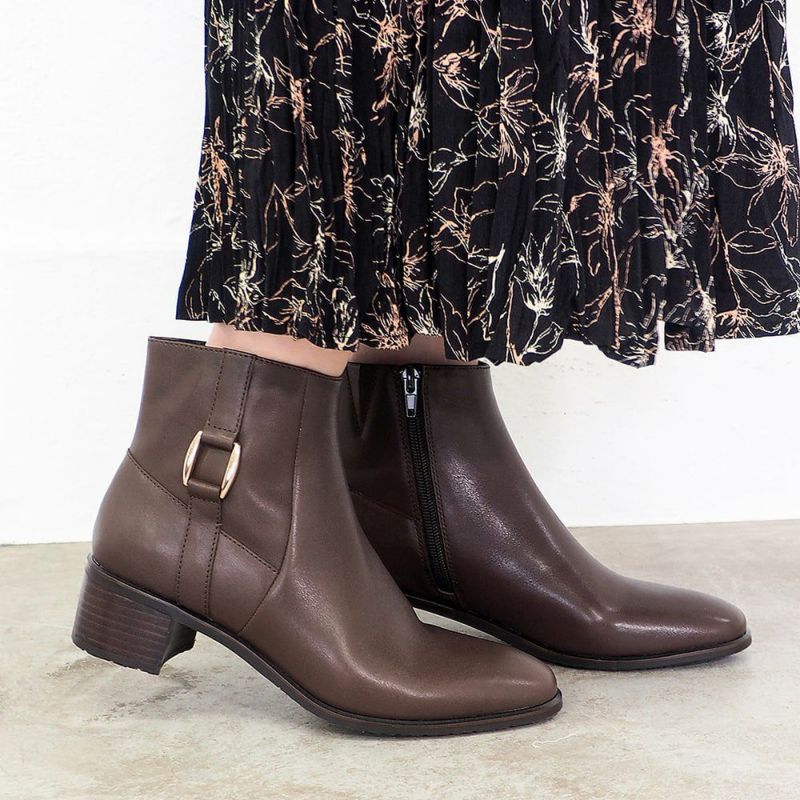 ダークブラウン