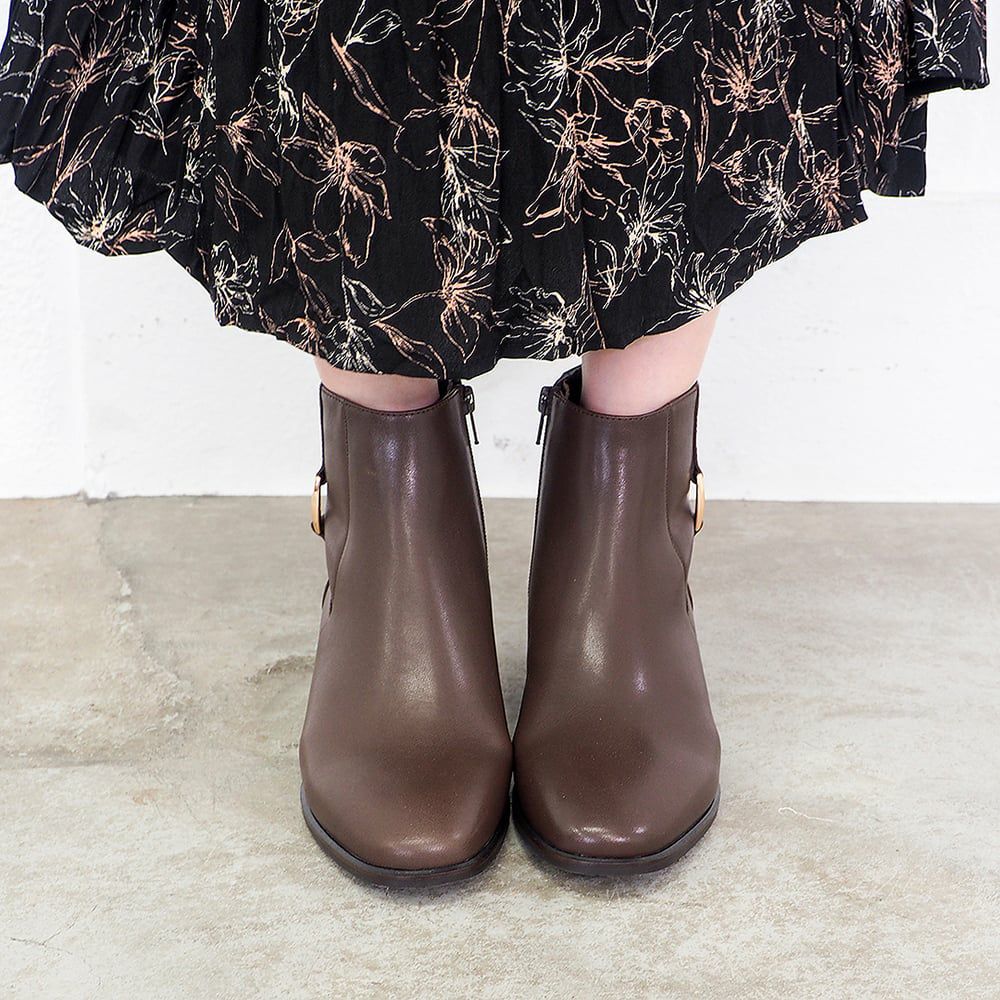 ダークブラウン