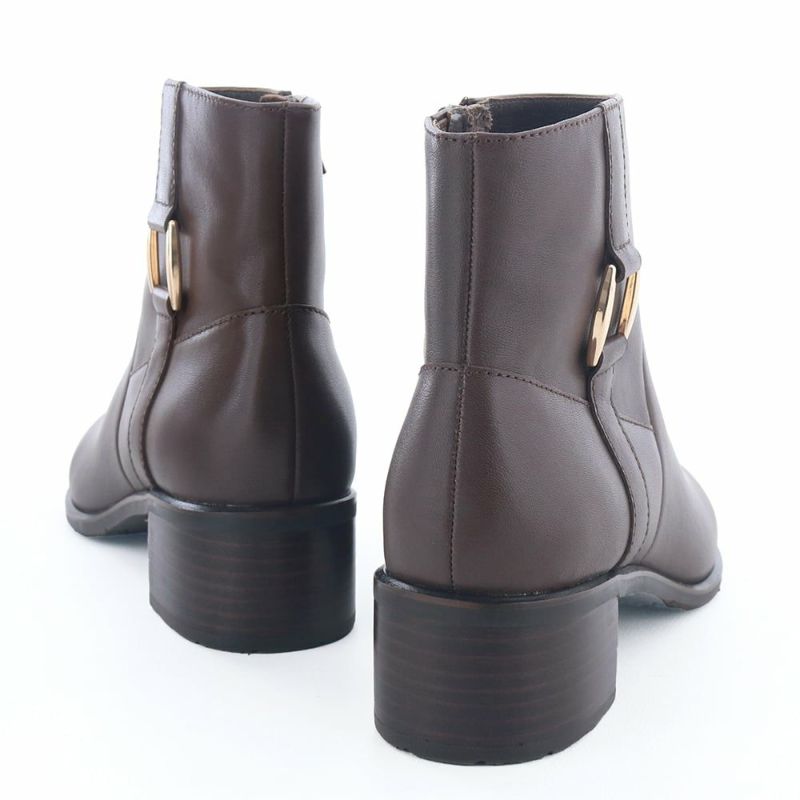 歩きやすさときちんと感を兼ね備えたヒール設計もポイント