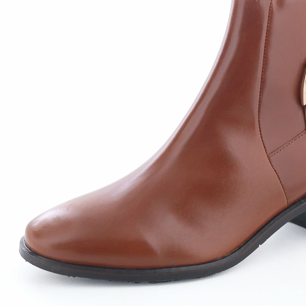 透明感のあるつやレザーが上品。コーデを格上げしてくれる一足です