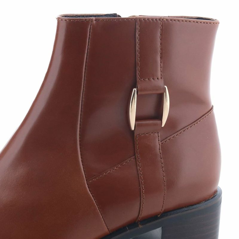 サイドにあしらった金具がデザインのアクセントに