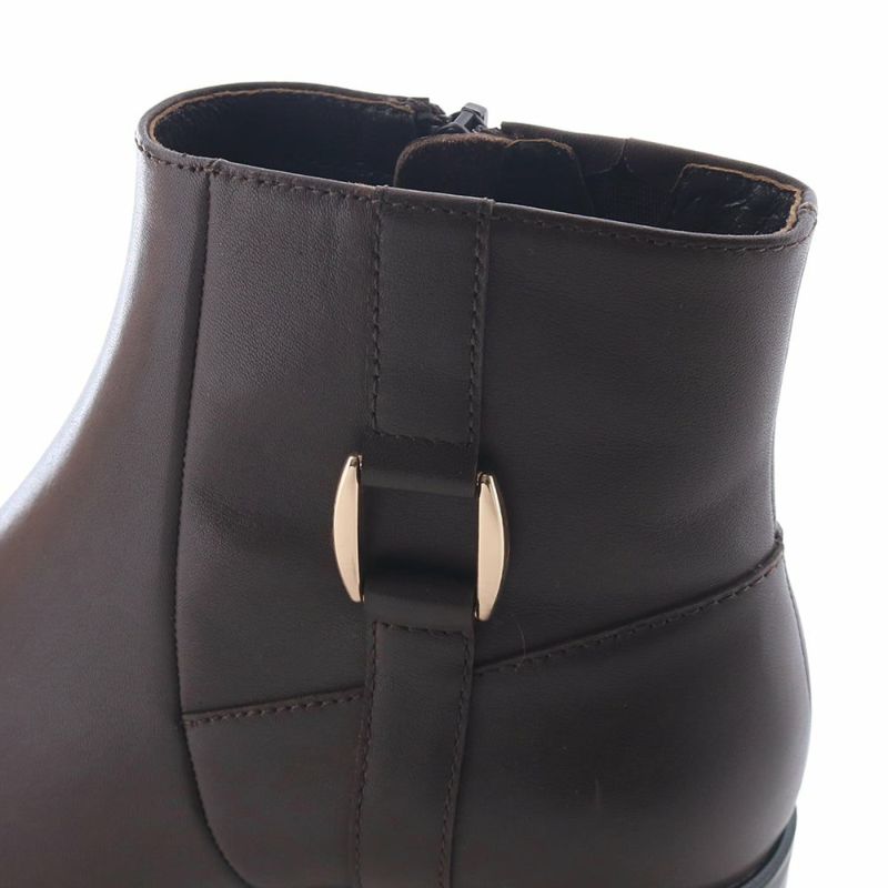 短めの丈感でスカートからパンツスタイルまで合わせやすくなっています