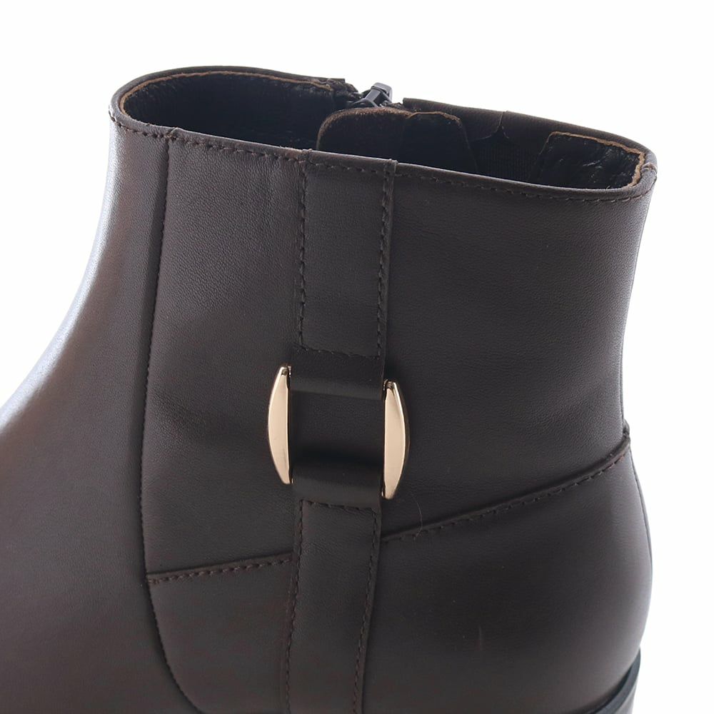 短めの丈感でスカートからパンツスタイルまで合わせやすくなっています