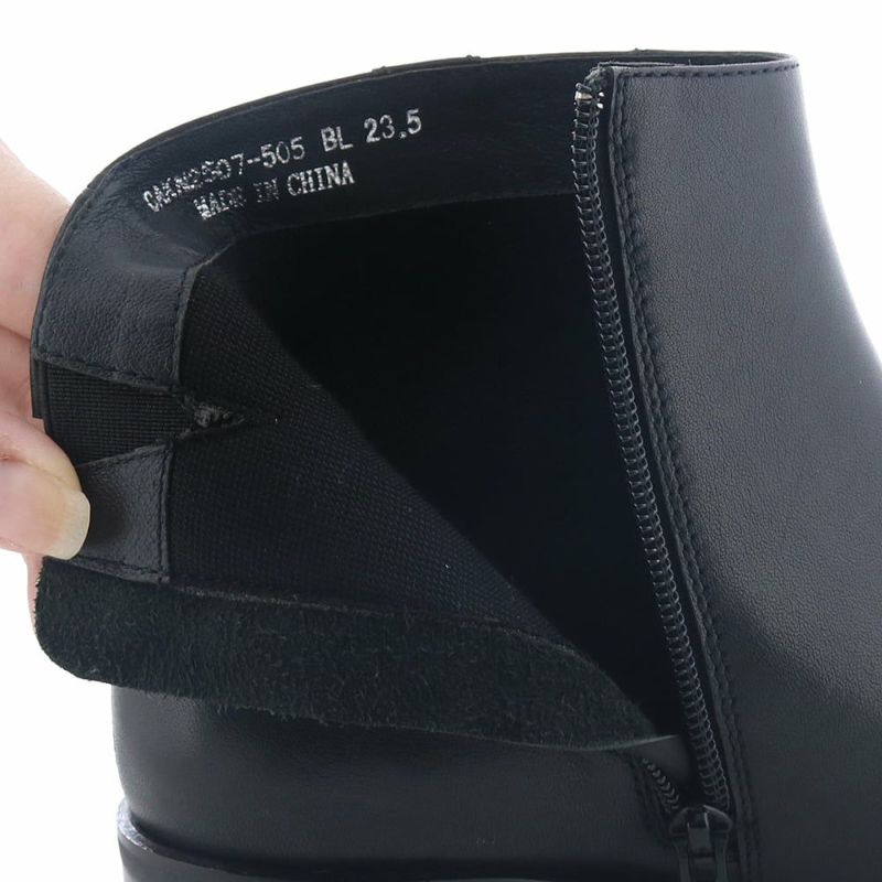 ライニングは足あたりの良いスポンジ生地を使用