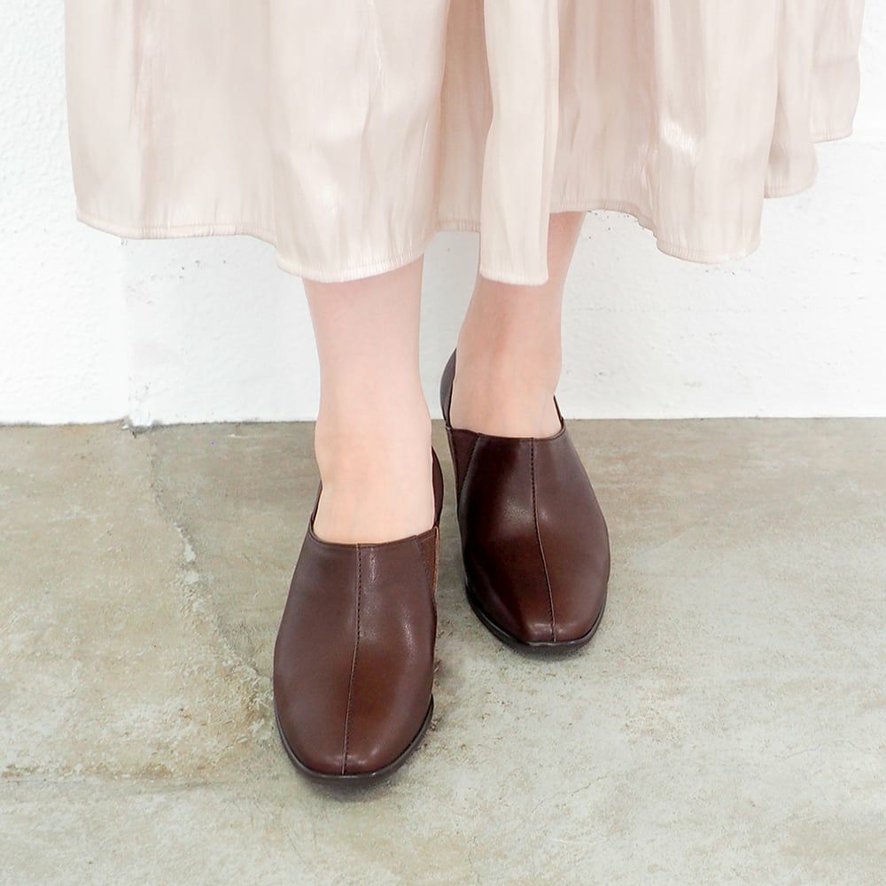 ダークブラウン