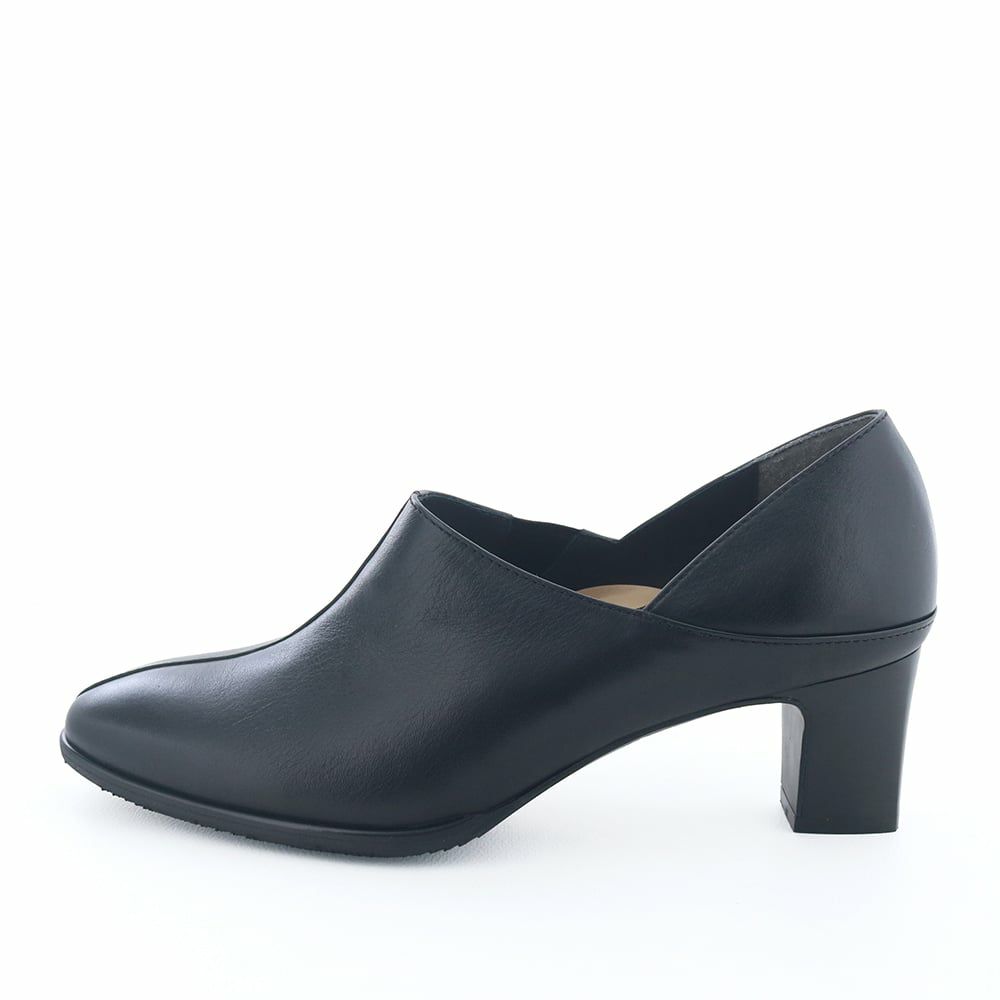 甲深デザインで履きやすいシューティータイプのパンプス