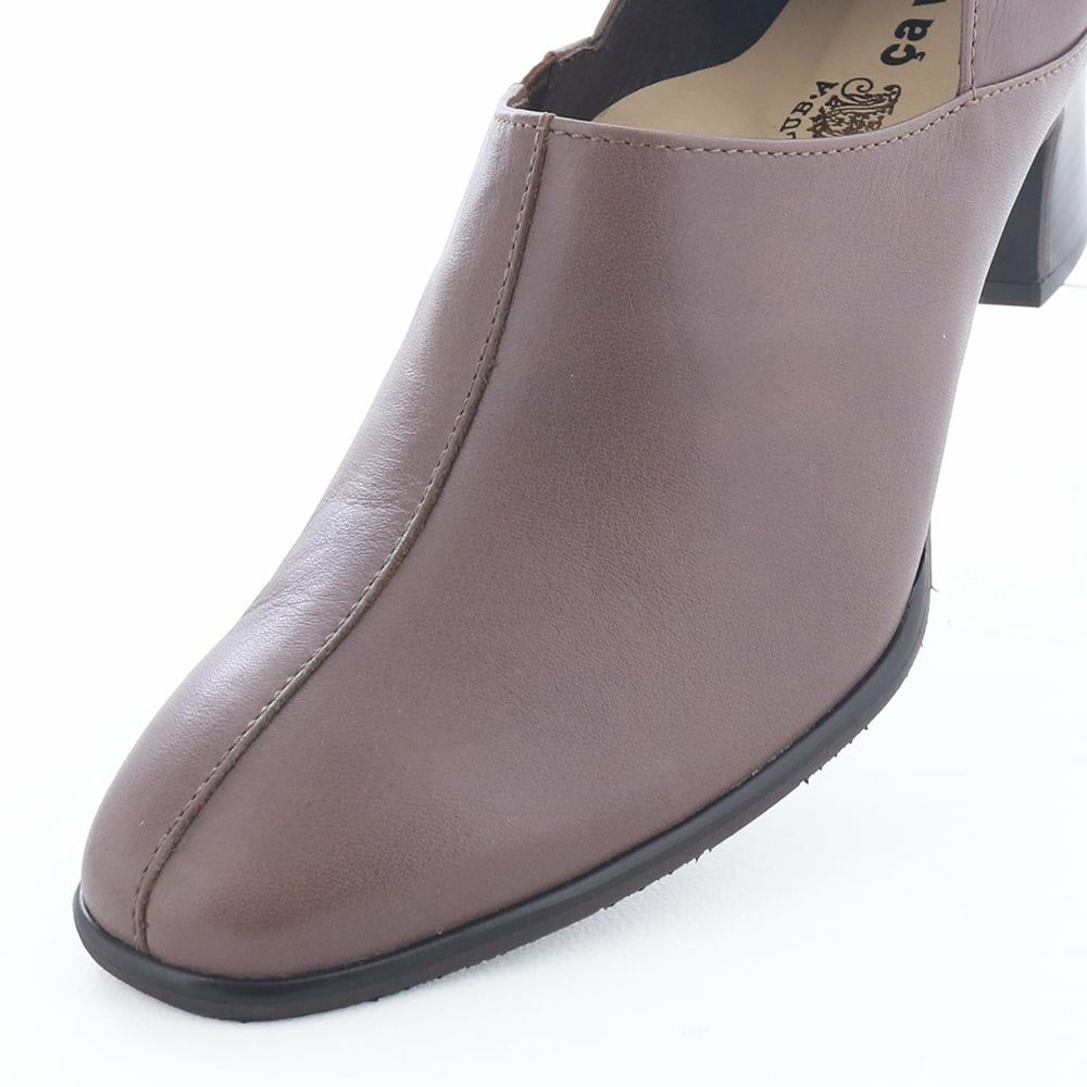 甲を深く覆うデザインで脱げにくく、安定した履き心地です