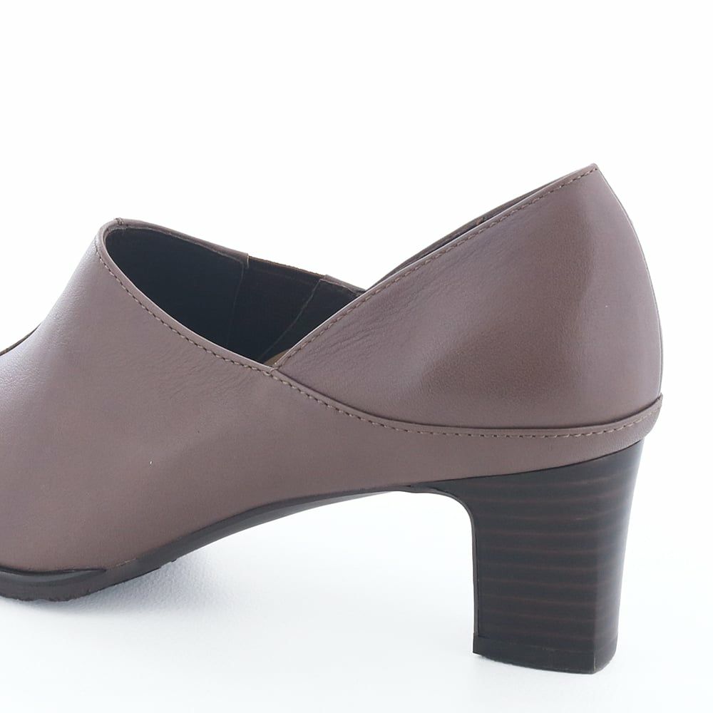 甲とカカトを覆いながら、サイドは少し開きのあるデザインで重たくなり過ぎないのもポイント