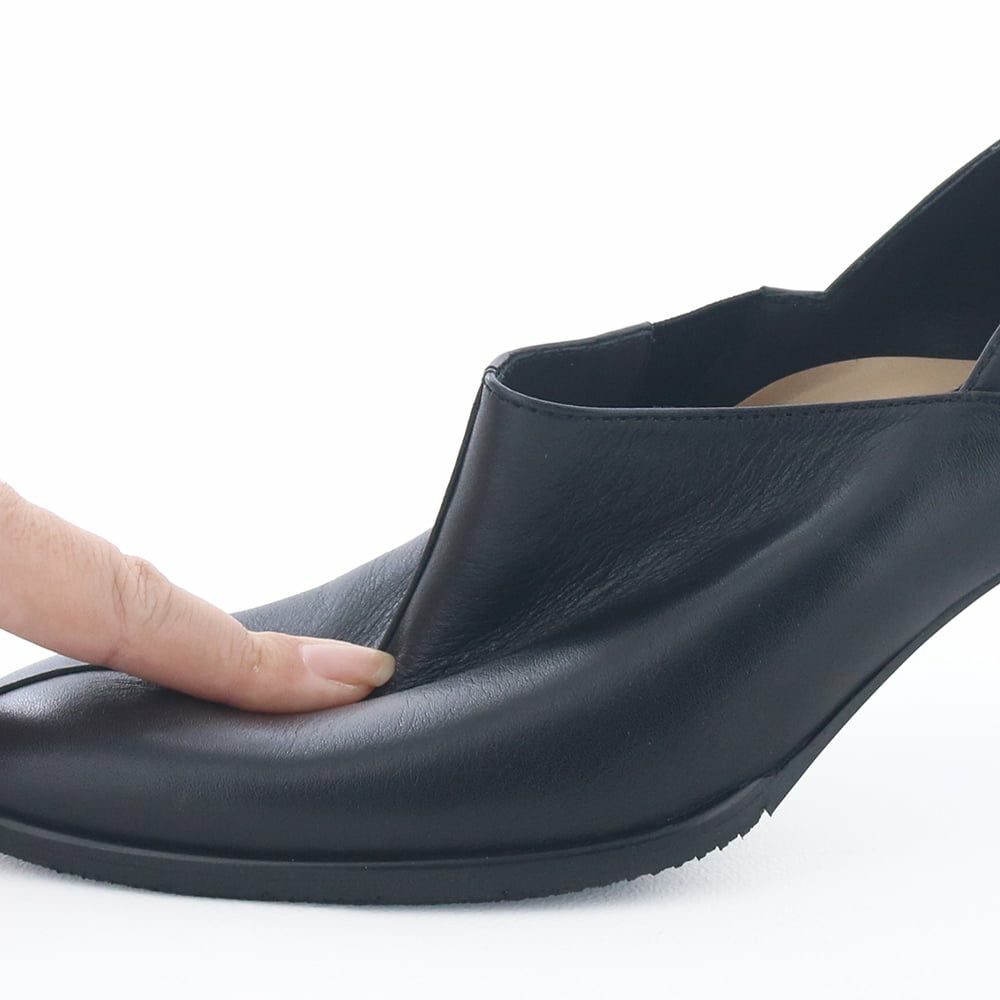 レザーシューズ特有の硬さを感じさせないソフトな作り。足に吸い付く履き心地です