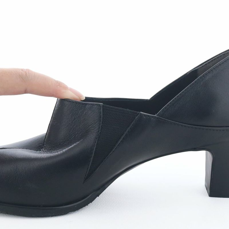 サイドのゴムが伸縮し履き口がワイドに広がります。足入れもスムーズ