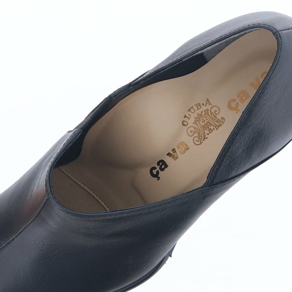 インソールはアーチパッド内蔵。足裏をしっかり支えます