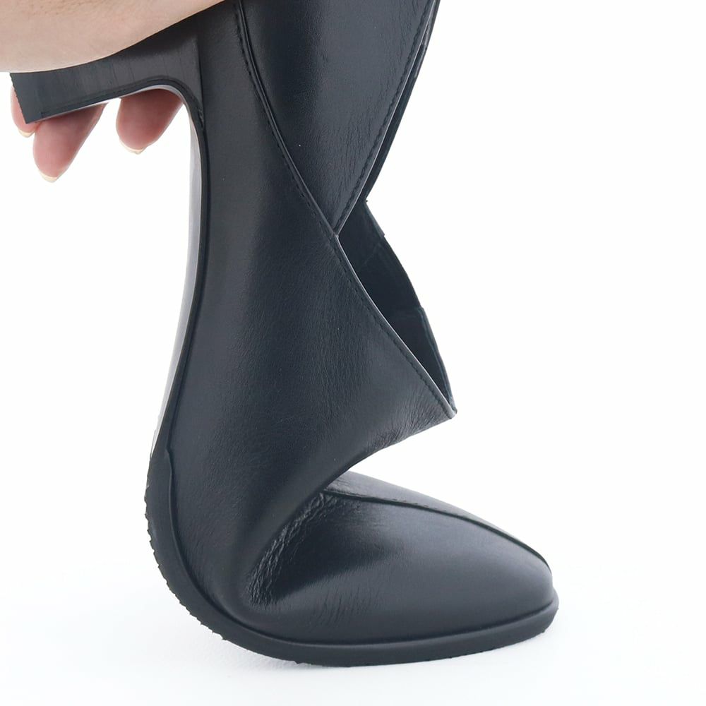 足の動きに合わせて屈曲するソールで長時間の歩行もらくちん