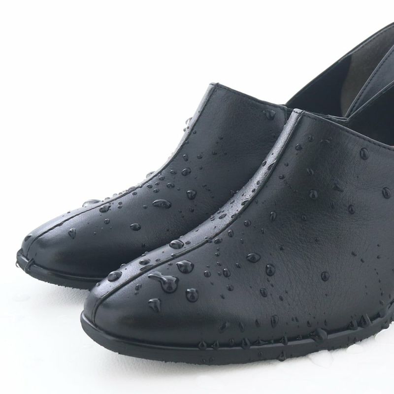 アッパーは撥水仕様で水を弾きます。急な雨にも慌てない！