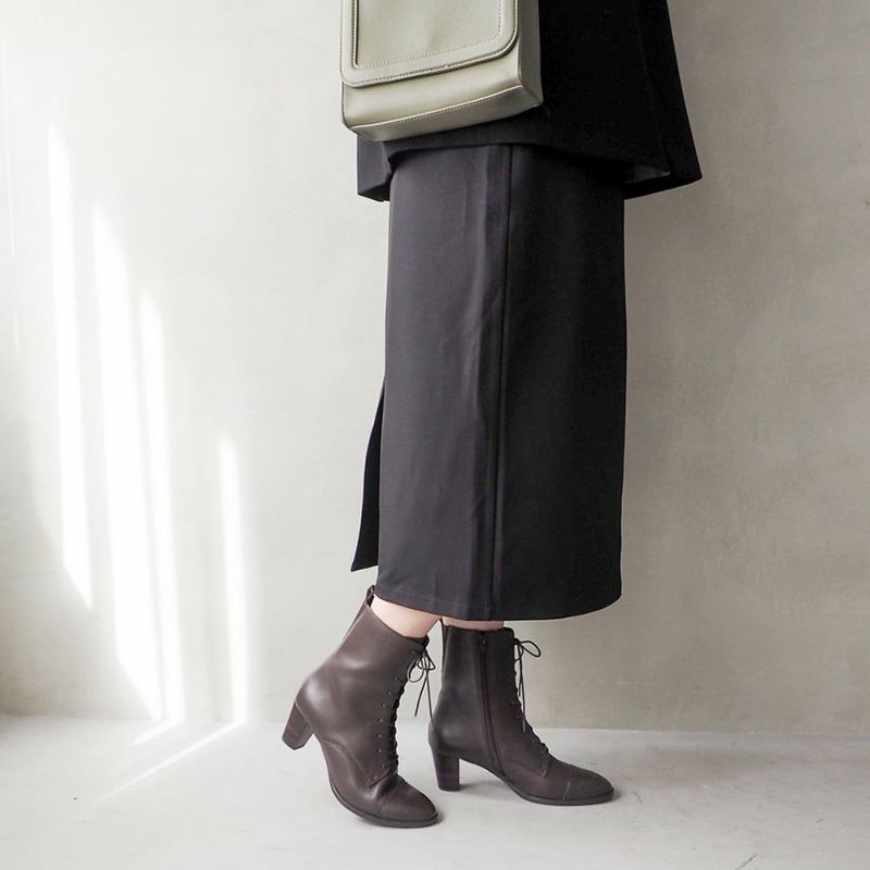 ダークブラウン