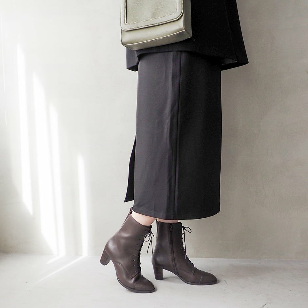 ダークブラウン