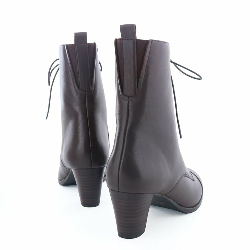 ヒールアップスタイルできちんとした場面にも映える一足