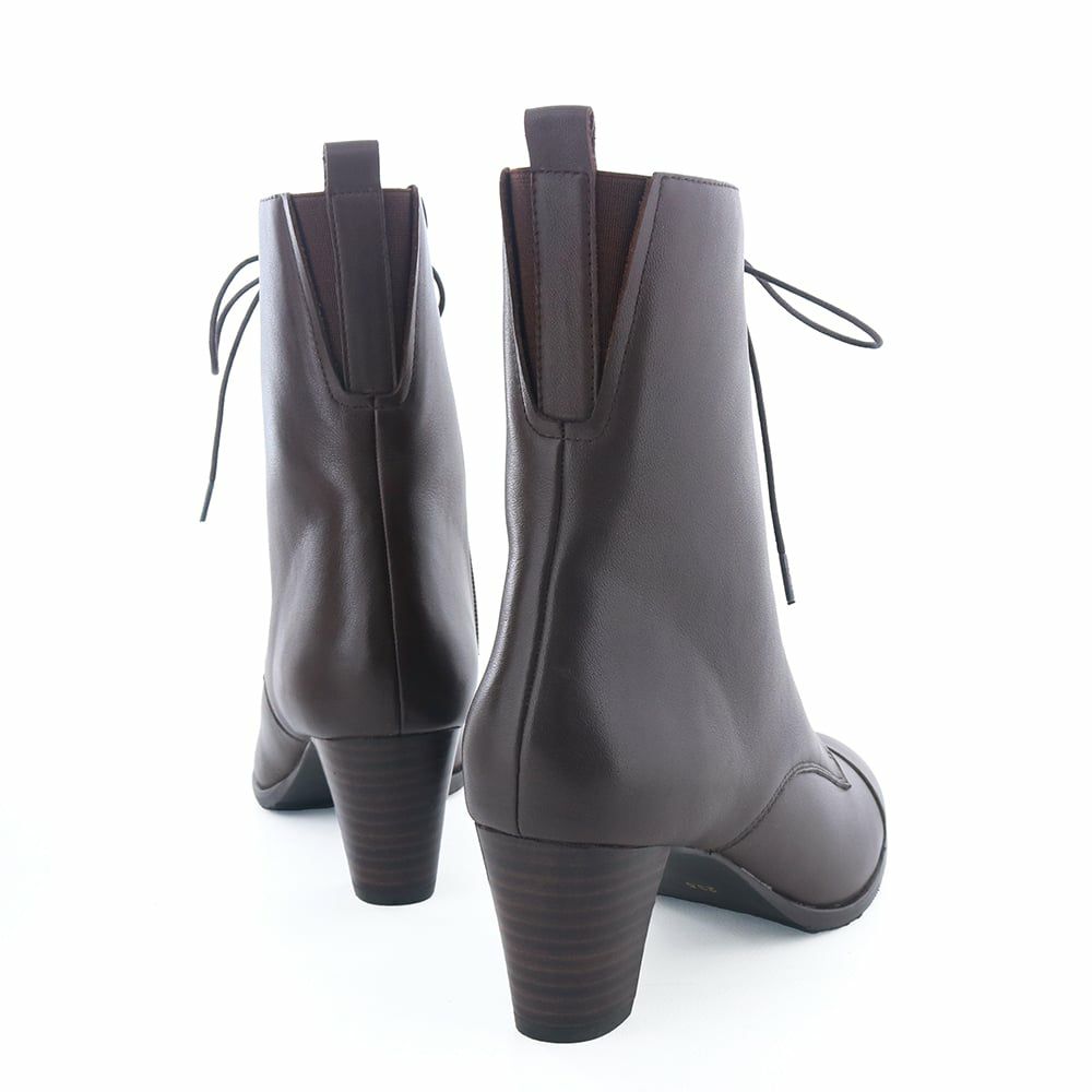 ヒールアップスタイルできちんとした場面にも映える一足