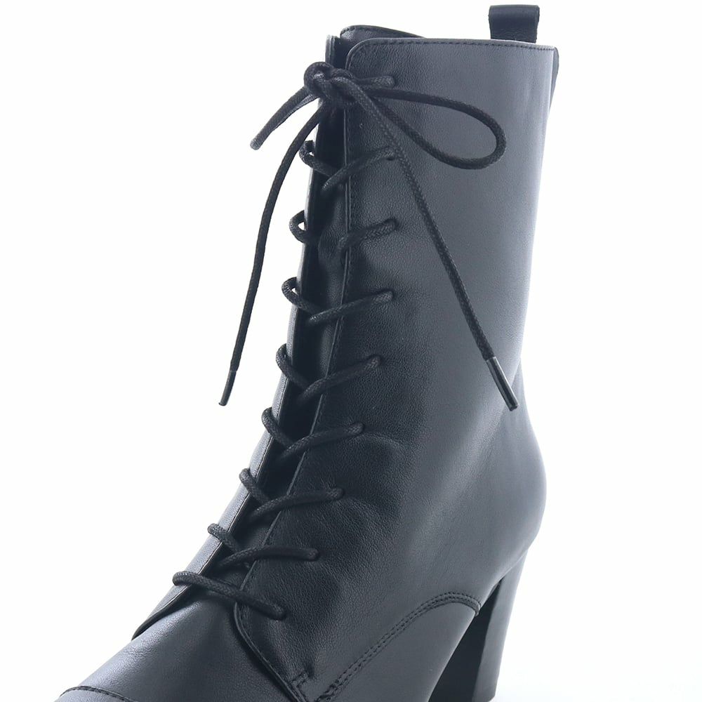 紐の締め方で筒幅を調節。足のコンディションに合わせられるのが嬉しい