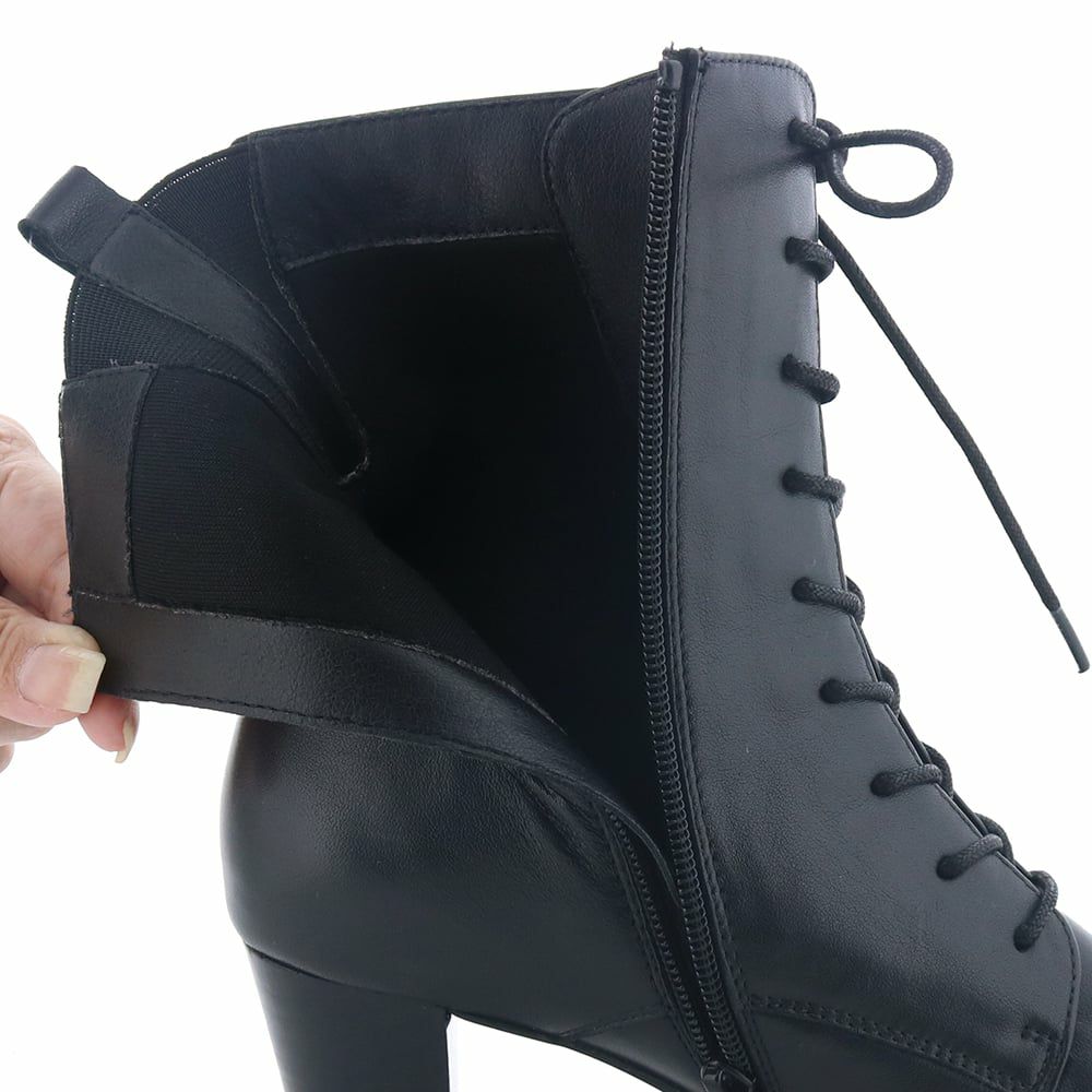 ライニングは肌触りの良い生地素材を使用。通気性が良くさらっとした感触