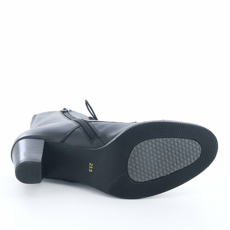 ソールは防滑仕様で濡れた路面も安心して歩けます