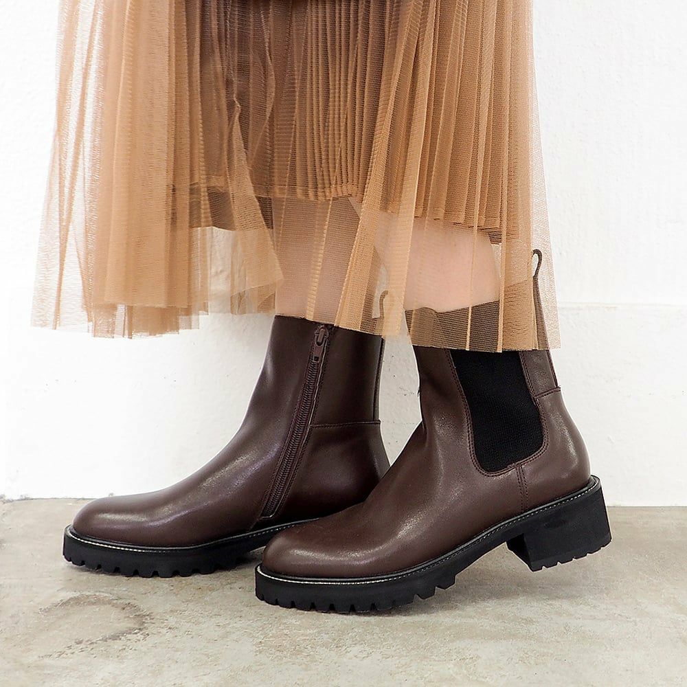 ダークブラウン