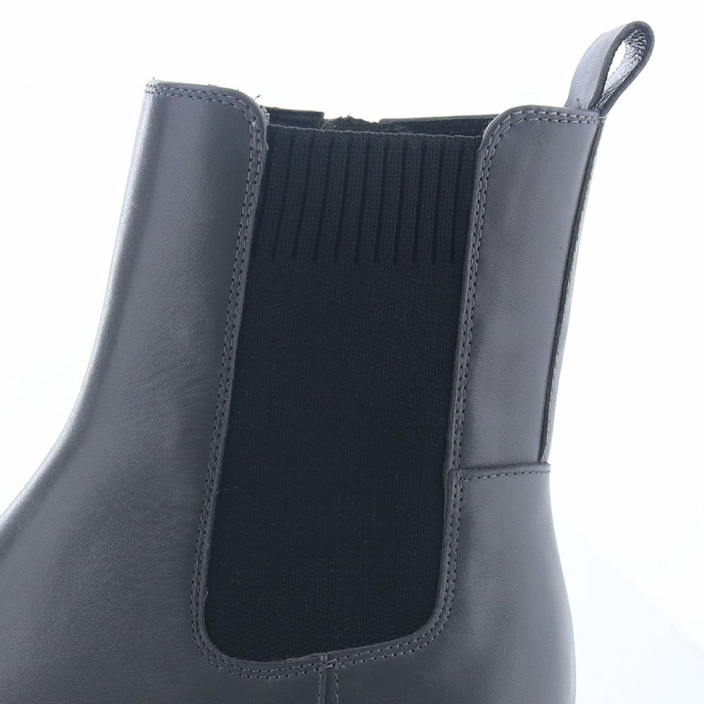 サイドゴア部分はニットで、ゴムよりも足あたり良く仕上げました